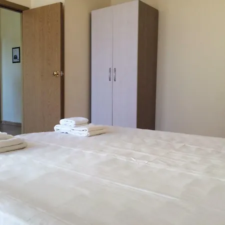 Holiday Guest Houses Anvers 27 * エレニテ